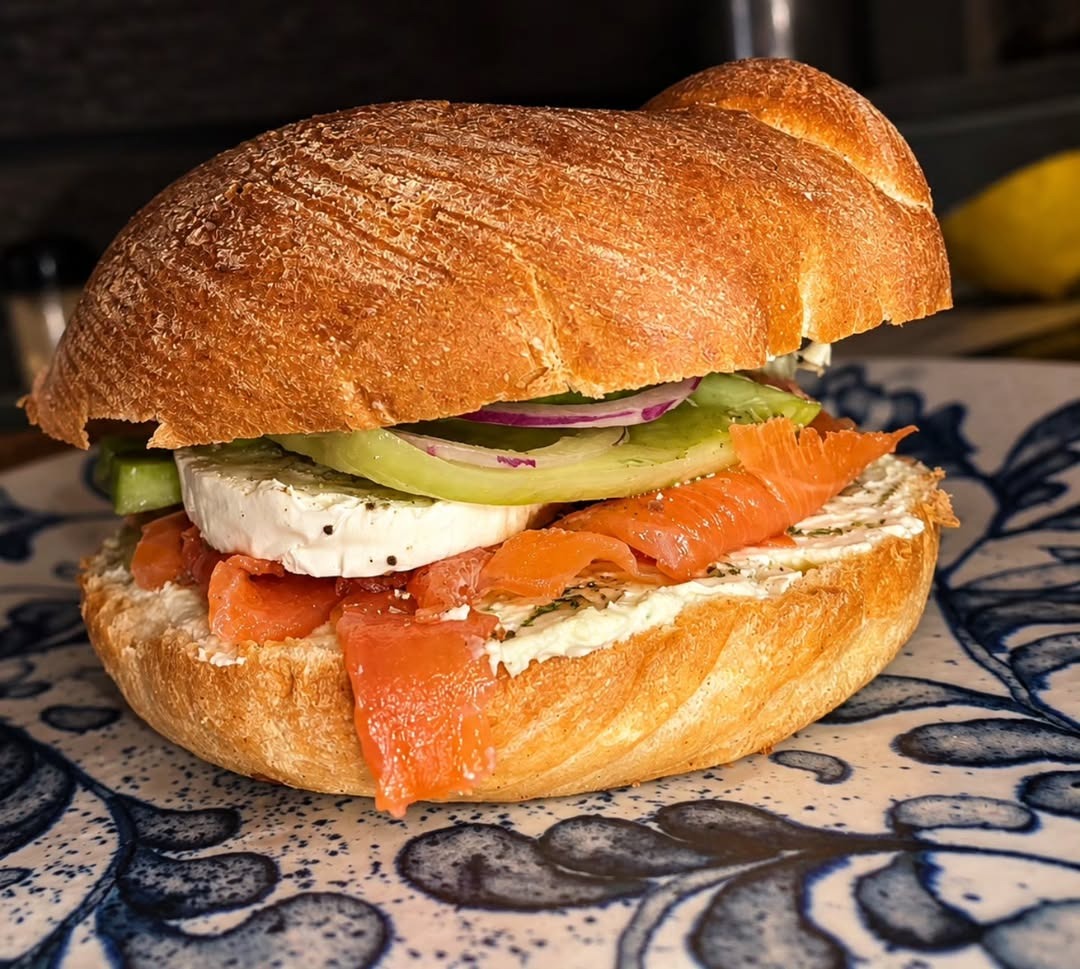 Bagel au saumon fumé, fromage frais et concombre chez Leona Cannes