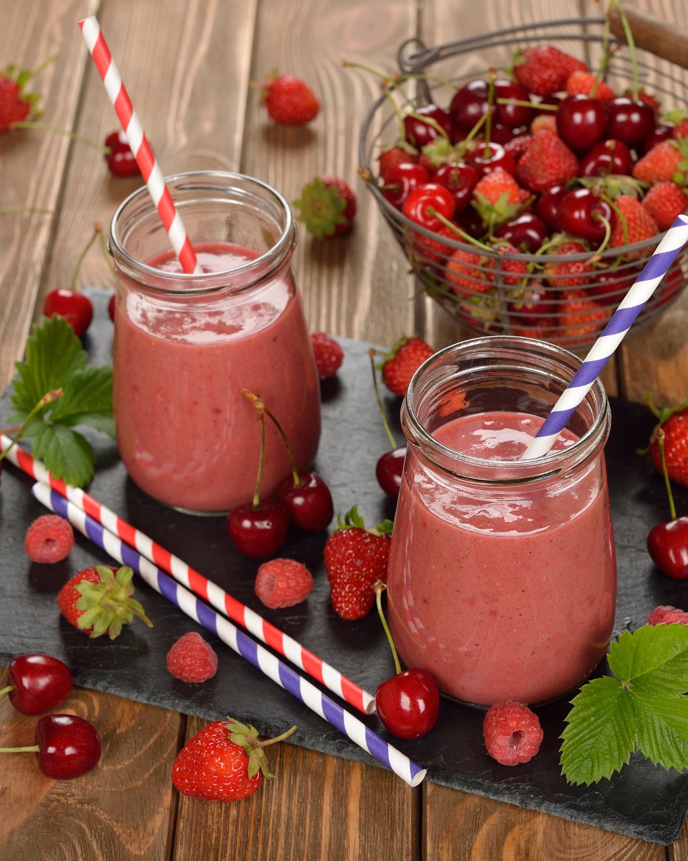 Smoothie fruits rouges en bocal avec cerises et framboises chez Leona Cannes