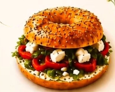 Bagel fromage frais aux herbes, feta et poivrons grillés chez Leona Cannes