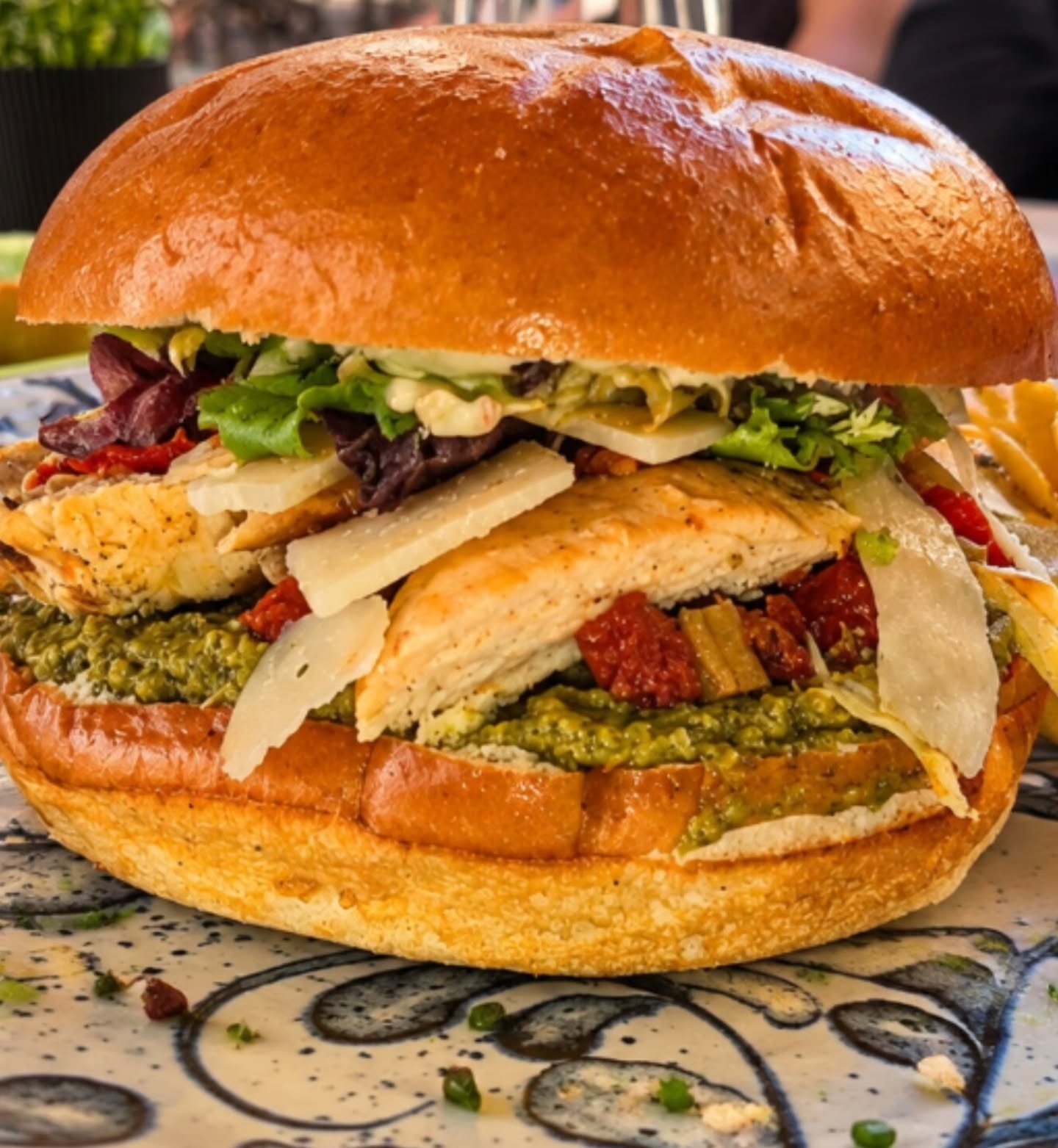 Bagel poulet pesto, parmesan et tomates séchées chez Leona Cannes