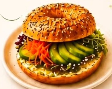 Bagel végétarien au houmous, avocat, concombre et jeunes pousses chez Leona Cannes