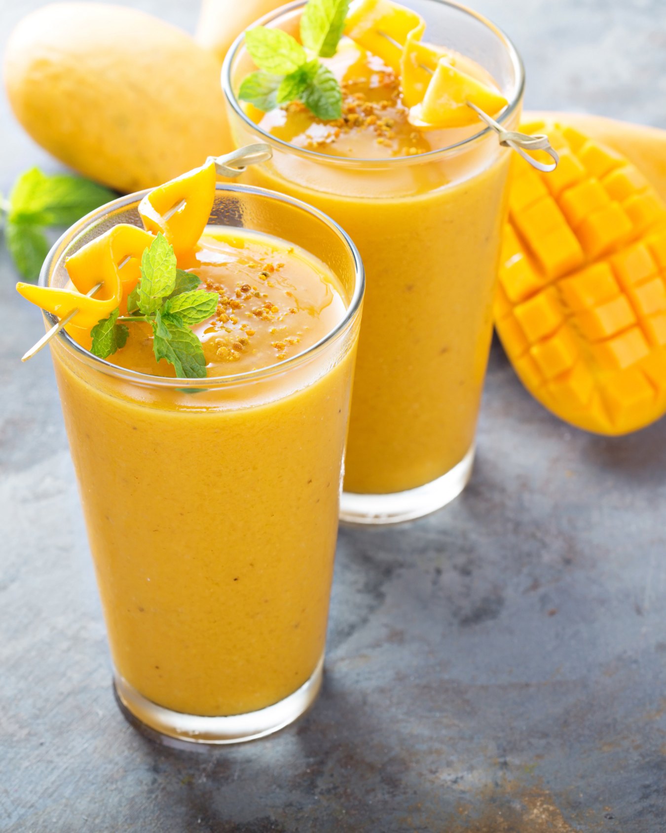 Smoothie mangue frais décoré de mangue et de menthe chez Leona Cannes