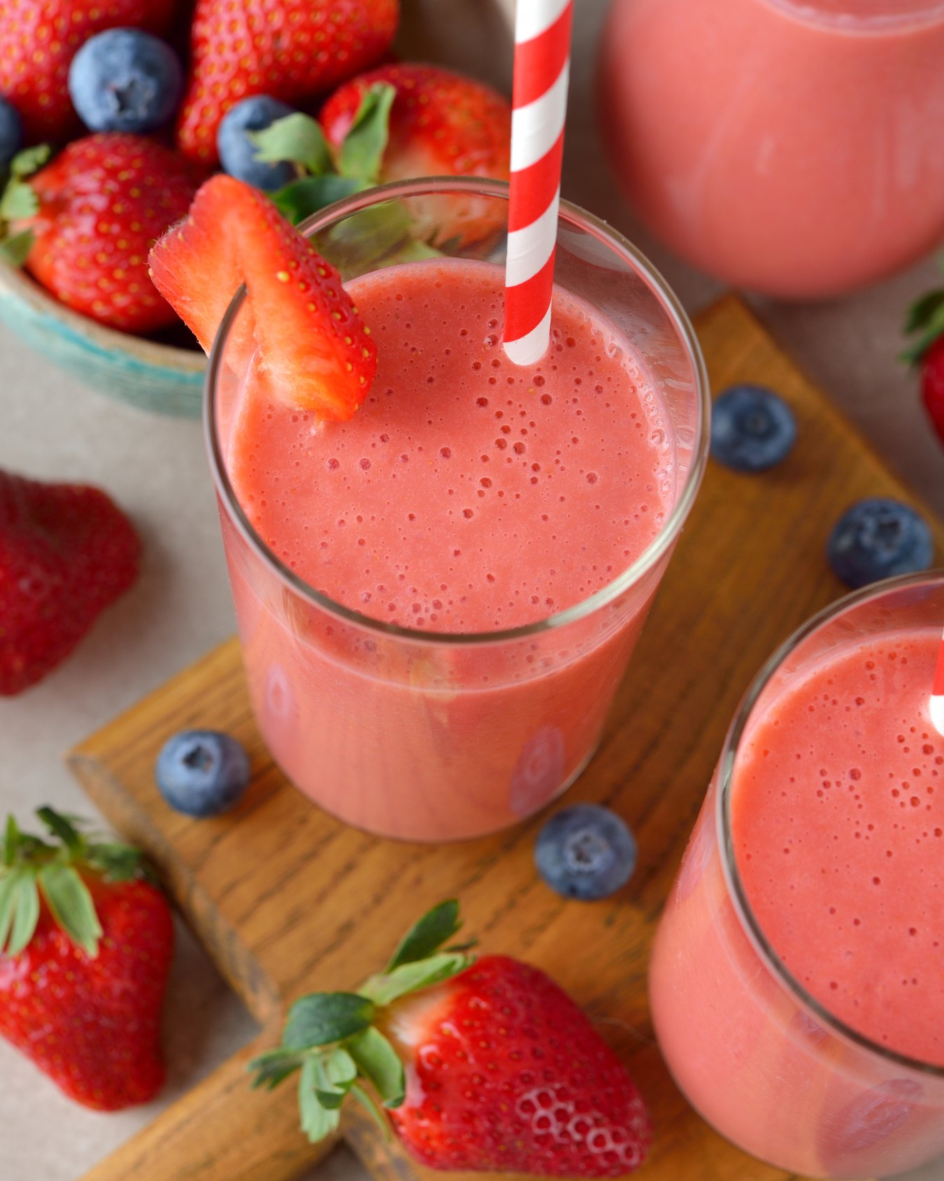 Smoothie fraise avec fraises fraîches et myrtilles chez Leona Cannes